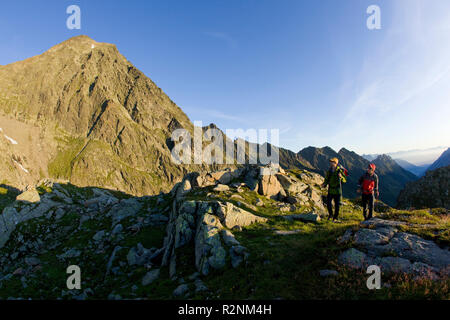 Scalatore al Habicht all'alba, le Alpi dello Stubai, Tirolo, Austria Foto Stock