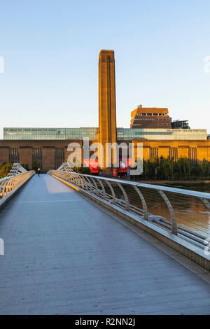Inghilterra, Londra, Bankside, la Tate Modern Gallery e Millenium Bridge Foto Stock