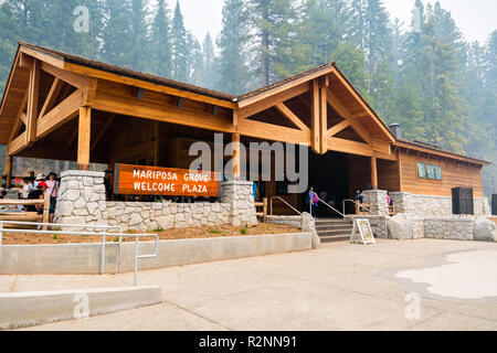 Luglio 17, 2018 Fish Camp / CA / USA - Ingresso al nuovo Mariposa Grove Benvenuti Plaza edificio nel Parco Nazionale di Yosemite; il fumo dal fuoco Ferguson Foto Stock