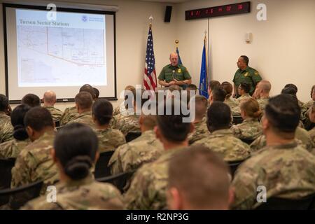 Pattuglia di Confine agente Jake Stukenberg con settore di Tucson mutandine circa 175 soldati della sedicesima brigata militare e il terzo supporto comando (Expeditionary) il 2 novembre 2018 presso la JRSOI In-Brief a Davis-Monthan Air Force Base. I soldati hanno distribuito per assistere il Dipartimento della sicurezza interna nel fissare il confine sud-ovest da una massa potenziale evento di migrazione. Ha brevemente parlato di pattuglia di confine delle operazioni. SBPA Robert Bushell Foto Stock