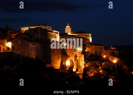 La città medievale di gordes di notte Foto Stock