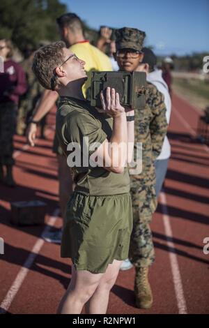 Sgt. Tiffany Woda ascensori lattine di munizioni durante un campo soddisfare celebra la XXXII anniversario del 4° Battaglione al Marine Corps reclutare Depot Parris Island, S.C., nov. 4, 2018. Il campo di soddisfare consiste di vari fitness fisico femmina standard Marines hanno dovuto passare attraverso i cento anni le femmine sono stati ammessi ad arruolarsi nelle Marine Corps. Foto Stock