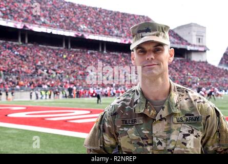 Sgt. Benjamin timone in posa per una foto di Ohio State partita di calcio il 3 novembre 2018, in Columbus, Ohio. Sgt. Il timone è stato onorato in questo gioco, che è stato dedicato ai militari per onorare gli uomini e le donne per i veterani giorno. Foto Stock