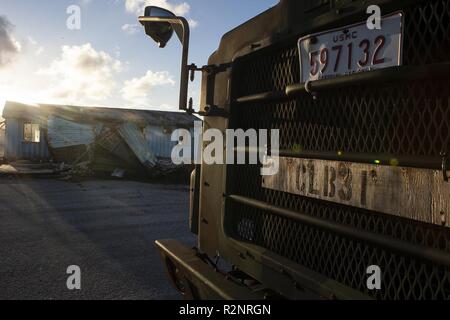 A 7 ton carrello dello scanner a superficie piana appartenente alla lotta contro il battaglione della logistica 31 siede in scena la porta pronto a consegnare le forniture durante la U.S. Supporto per la difesa delle autorità civili soccorsi su Tinian, Repubblica della Mariana Islands settentrionale, nov. 5, 2018. Le aziende, gli edifici governativi, case e scuole sono state pesantemente danneggiata da Super Typhoon Yutu, che ha fatto un colpo diretto con effetti devastanti su Tinian ott. 25 come la seconda più forte tempesta per sempre colpito suolo americano. Marines con il trentunesimo Marine Expeditionary Unit e CLB-31 è arrivato su Tinian Ott. 29-31 nella scia di Super Typhoon Yutu come parte del compito Foto Stock