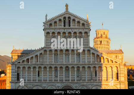 Il Duomo e la torre pendente in piazza dei Miracoli a Pisa, Italia. Vista dal baptisterium. Foto Stock