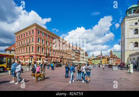 Vista dal prestigioso Krakowskie Przedmiescie verso la piazza del castello con Sigismondo la colonna e la tara Widowy torre campanaria, Varsavia, Polonia Foto Stock