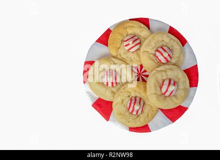 I cookie di zucchero con la rossa e bianca a strisce candy sul round tovagliolo di carta isolato su bianco Foto Stock