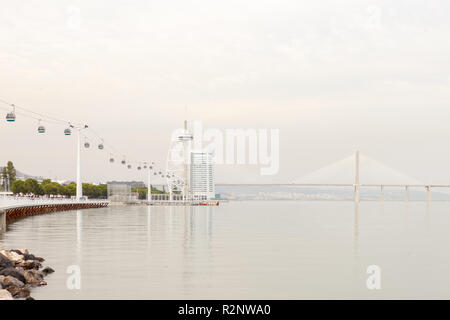 Telecabine Lisbona, torre Vasco da Gama e Vasco da Gama ponte (bridge). Lisbona, Portogallo Foto Stock