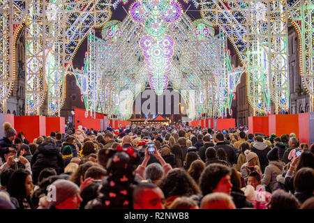 La luce di notte, una comunità libera evento ospitato da via la Arlene Stuart, domenica 18 novembre ha segnato l apertura di Edimburgo di Natale 2018! Questo Foto Stock