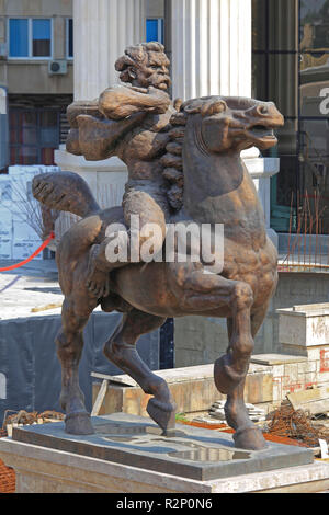 SKOPJE, MACEDONIA - 17 settembre: Monumento a Karpos a Skopje il 17 settembre 2012. Statua equestre di Karpos n anteriore del museo di archeologia in Foto Stock