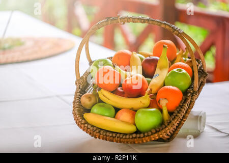 Un cestello con un sacco di frutta diversa sul tavolo. Matrimonio della decorazione della tavola nel ristorante. Foto Stock