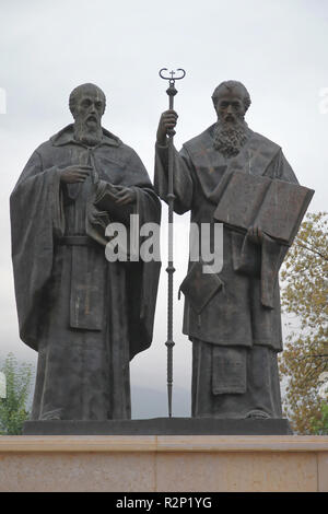 SKOPJE, MACEDONIA - 16 settembre: i santi Cirillo e Metodio Monumento a Skopje il 16 settembre 2012. Statue in bronzo di educatori e missionari Sa Foto Stock