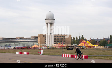 Berlino, Germania - 10 ottobre 2018: ciclista nella parte anteriore del Radar Tower in pubblico City Park Tempelhofer Feld, ex aeroporto Tempelhof di Berlino, Germania Foto Stock