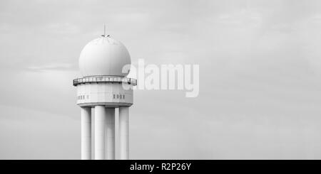 Prr 117 Torre Radar in pubblico City Park Tempelhofer Feld, ex aeroporto Tempelhof di Berlino in Germania, in bianco e nero Foto Stock