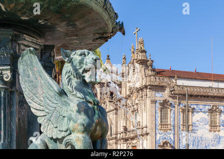 Porto, Portogallo. Paesaggio urbano della città vecchia con Fonte dos Leoes and Igreja do Carmo Foto Stock