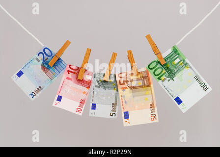 Le banconote in euro su stendibiancheria Foto Stock