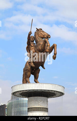 SKOPJE, MACEDONIA - 17 settembre: guerriero su un cavallo a Skopje il 17 settembre 2012. Alessandro il Grande Statua equestre a Skopje in Macedonia. Foto Stock