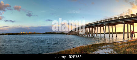 Tramonto sul ponte lungo Estero Boulevard, attraversando il nuovo passaggio dall estero Bay in Bonita Springs, in Florida. Foto Stock