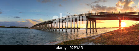 Tramonto sul ponte lungo Estero Boulevard, attraversando il nuovo passaggio dall estero Bay in Bonita Springs, in Florida. Foto Stock