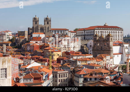 Porto, Portogallo. Paesaggio urbano della città vecchia con tetti di tegole, Ponte Luis i bridge, Saint Lawrence (chiesa Igreja de Sao Lourenco) e Cattedrale di Porto (S Foto Stock