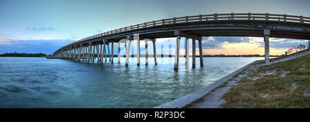 Tramonto sul ponte lungo Estero Boulevard, attraversando il nuovo passaggio dall estero Bay in Bonita Springs, in Florida. Foto Stock