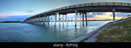 Tramonto sul ponte lungo Estero Boulevard, attraversando il nuovo passaggio dall estero Bay in Bonita Springs, in Florida. Foto Stock