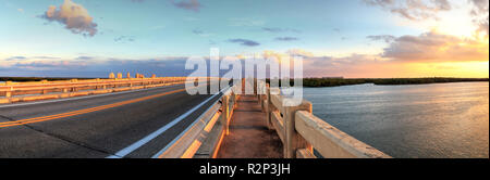 Percorsi a piedi lungo il ponte lungo Estero Boulevard, attraversando il nuovo passaggio dall estero Bay in Bonita Springs, in Florida. Foto Stock