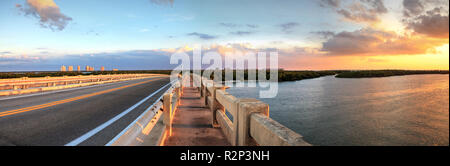 Percorsi a piedi lungo il ponte lungo Estero Boulevard, attraversando il nuovo passaggio dall estero Bay in Bonita Springs, in Florida. Foto Stock