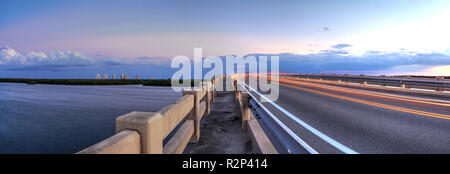 Sentieri di luce lungo il ponte lungo Estero Boulevard, attraversando il nuovo passaggio dall estero Bay in Bonita Springs, in Florida. Foto Stock