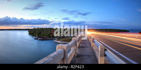 Sentieri di luce lungo il ponte lungo Estero Boulevard, attraversando il nuovo passaggio dall estero Bay in Bonita Springs, in Florida. Foto Stock