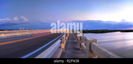 Sentieri di luce lungo il ponte lungo Estero Boulevard, attraversando il nuovo passaggio dall estero Bay in Bonita Springs, in Florida. Foto Stock