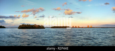 Nuovo passaggio dall estero Bay tramonto in Bonita Springs, in Florida. Foto Stock