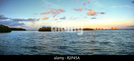 Nuovo passaggio dall estero Bay tramonto in Bonita Springs, in Florida. Foto Stock