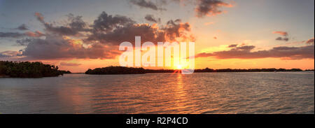 Nuovo passaggio dall estero Bay tramonto in Bonita Springs, in Florida. Foto Stock