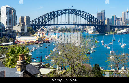 Il Sydney Harbour Bridge visto dalla baia di lavanda, Sydney NSW Australia. Foto Stock