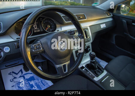 A Belgrado, in Serbia, 14 ottobre. 2018 : Passat B7 blue movimento volante Foto Stock