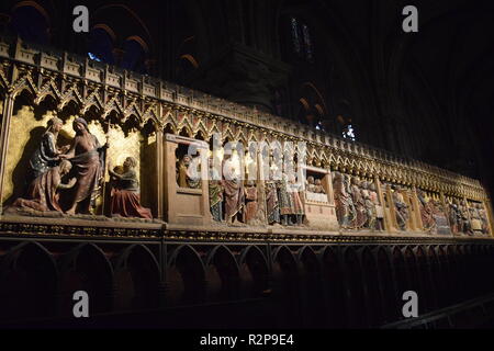 I pannelli in legno del XIV secolo raffiguranti scene della vita di Gesù Cristo dentro la cattedrale di Notre Dame di Parigi, Francia. Foto Stock