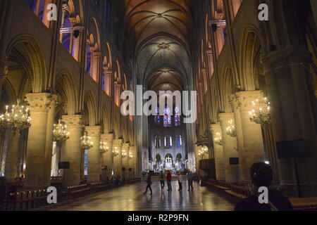 Gli interni della cattedrale di Notre Dame de Paris, Ile de la Cite, Parigi, Francia.Innenraum der Kathedrale von Notre Dame de Paris, Ile de la Cite,Parigi Foto Stock