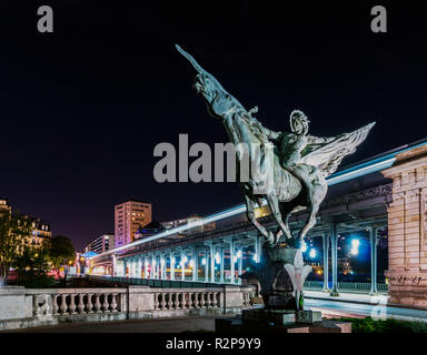 Pont de Bir-Hakeim di notte - Paris, France Foto Stock