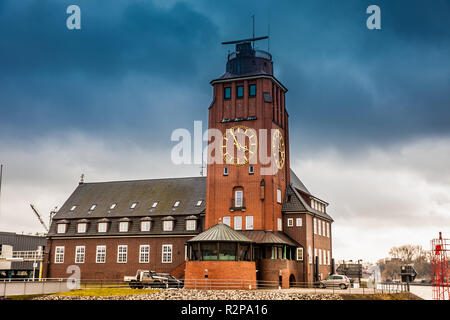 Navigatore a Torre Finkenwerder sulle rive del fiume Elba in Amburgo Foto Stock