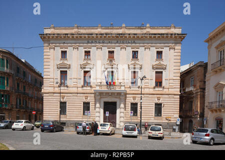 Fontana di Artemis (Fontana di Diana) e Banco di Sicilia Piazza Archimede, Ortigia, Ortigia, Patrimonio Mondiale UNESCO sito culturale, Siracusa, Sicilia, Italia, Europa Foto Stock