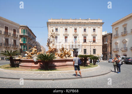 Fontana di Artemis (Fontana di Diana) e Banco di Sicilia Piazza Archimede, Ortigia, Ortigia, Patrimonio Mondiale UNESCO sito culturale, Siracusa, Sicilia, Italia, Europa Foto Stock