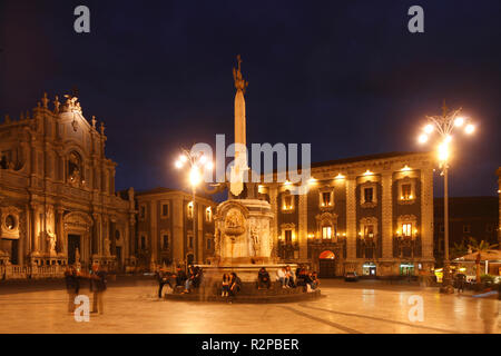 Fontana dell'elefante, Fontana dell'Elefante e Duomo di Catania, Chierici Palace, Piazza Duomo al tramonto, Catania, Sicilia, Italia, Europa Foto Stock