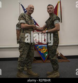 Il Mag. Gen. Kevin Iiams, comandante generale di 3 aeromobili Marina Wing, presenta il Marine del quarto premio a lancia Cpl. Troy Deblock con, Marine Aviation Logistics Squadron, Marine Aircraft Group 39 al Marine Corps Air Station Miramar, California, nov. 1, 2019. La cerimonia riconosciuto Marines e marinai per la loro eccezionale etica del lavoro e dei risultati conseguiti nel corso del primo trimestre dell'anno fiscale 19. Foto Stock