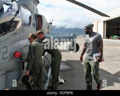 Attore Stephen Hill, che interpreta il ruolo di un ex marine Huey pilota come Theodore 'tc' Calvin sulla televisione mostra Magnum P.I., visitato Marine Attacco leggero elicottero Squadron 367, su Marine Corps base Hawaii, nov. 2, 2018. Foto Stock