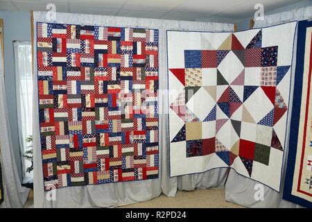Una coppia di patriottici si chiude sul display a un quilt show di Fort Dodge, Iowa che sono state riunite insieme a Iowa Guardia Nazionale Master Sgt. Lynn Koger 133Test Squadron, Iowa Air National Guard in Fort Dodge, Iowa il 26 ottobre 2018. Koger realizzato le trapunte mentre ella è stata distribuita in Iraq ha recentemente e piani per donare le trapunte per le trapunte di valor programma. Le trapunte di Valor presenta trapunte di militari degli Stati Uniti i membri che sono state toccate dalla guerra. Stati Uniti Air National Guard Foto Stock