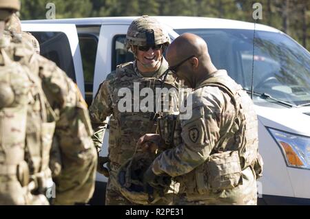 L'Indiana aiutante generale, il Mag. Gen. Courtney P. Carr, visitato Indiana nazionale soldati di guardia con 1° Battaglione, 151st reggimento di fanteria durante la loro rotazione in corrispondenza del giunto Readiness Training Center a Fort Polk, La. Foto Stock