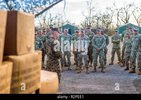 TINIAN, Commonwealth delle Marianne Settentrionali Isole (nov. 4, 2018) Marine Col. Robert "Bams" Brodie, Comandante del trentunesimo Marine Expeditionary Unit e senior officer responsabile del Dipartimento della Difesa forze su Tinian, colloqui per i marinai della Naval Mobile Battaglione di costruzione 1 in corrispondenza della loro base camp circa le sue aspettative e per ringraziare per i loro sforzi per aiutare la popolazione di Tinian seguenti Super Typhoon Yutu. I membri del servizio dalla regione di giunzione e Marianne Indo-pacifico comando sono fornendo il Dipartimento della Difesa sostegno alla Repubblica della Mariana Islands settentrionale' LIBE Foto Stock