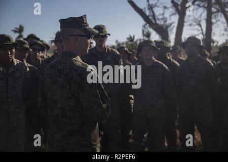 Col. Robert "Bams" Brodie, Comandante del trentunesimo Marine Expeditionary Unit, parla con Marines e marinai di combattere il battaglione della logistica 31 durante la U.S. Supporto per la difesa delle autorità civili soccorsi su Tinian, Repubblica della Mariana Islands settentrionale, nov. 4, 2018. Le aziende, gli edifici governativi, case e scuole sono state pesantemente danneggiata da Super Typhoon Yutu, che ha fatto un colpo diretto con effetti devastanti su Tinian ott. 25 imballaggio 170 MPH winds - è il secondo più forte tempesta per sempre colpito suolo americano e la più forte tempesta del 2018. Marines con il trentunesimo MEU e combattere Logi Foto Stock