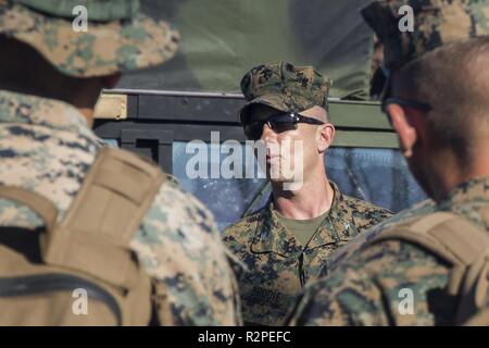 Col. Robert "Bams" Brodie, Comandante del trentunesimo Marine Expeditionary Unit, parla con Marines e marinai di combattere il battaglione della logistica 31 durante la U.S. Supporto per la difesa delle autorità civili soccorsi su Tinian, Repubblica della Mariana Islands settentrionale, nov. 4, 2018. Le aziende, gli edifici governativi, case e scuole sono state pesantemente danneggiata da Super Typhoon Yutu, che ha fatto un colpo diretto con effetti devastanti su Tinian ott. 25 imballaggio 170 MPH winds - è il secondo più forte tempesta per sempre colpito suolo americano e la più forte tempesta del 2018. Marines con il trentunesimo MEU e combattere Logi Foto Stock